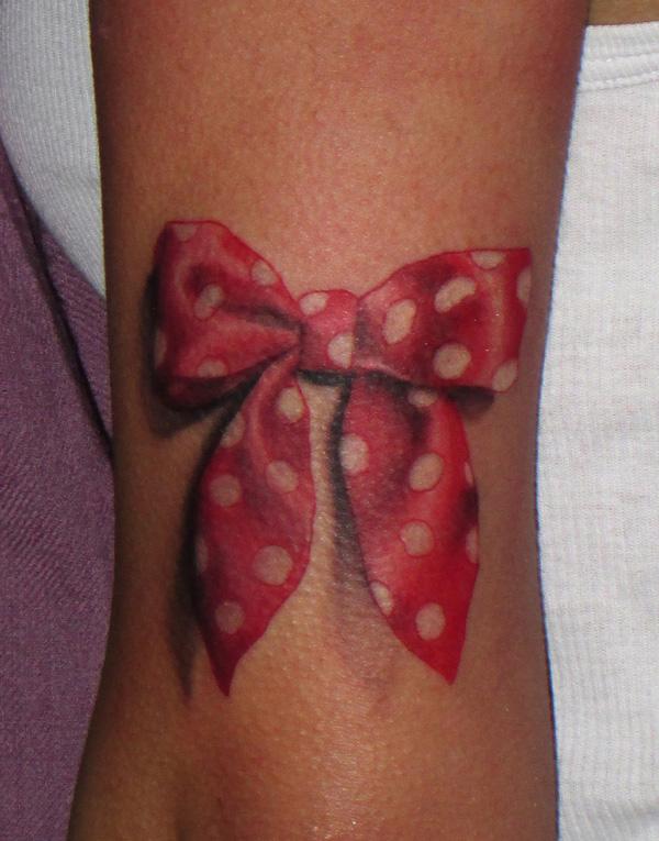 Red Ribbon Tattoo - Các dải băng đỏ có ý nghĩa khác nhau trong những bối cảnh khác nhau.  Nó là biểu tượng cho phòng chống say rượu lái xe, phòng chống ma túy, và cho cuộc chiến chống AIDS.