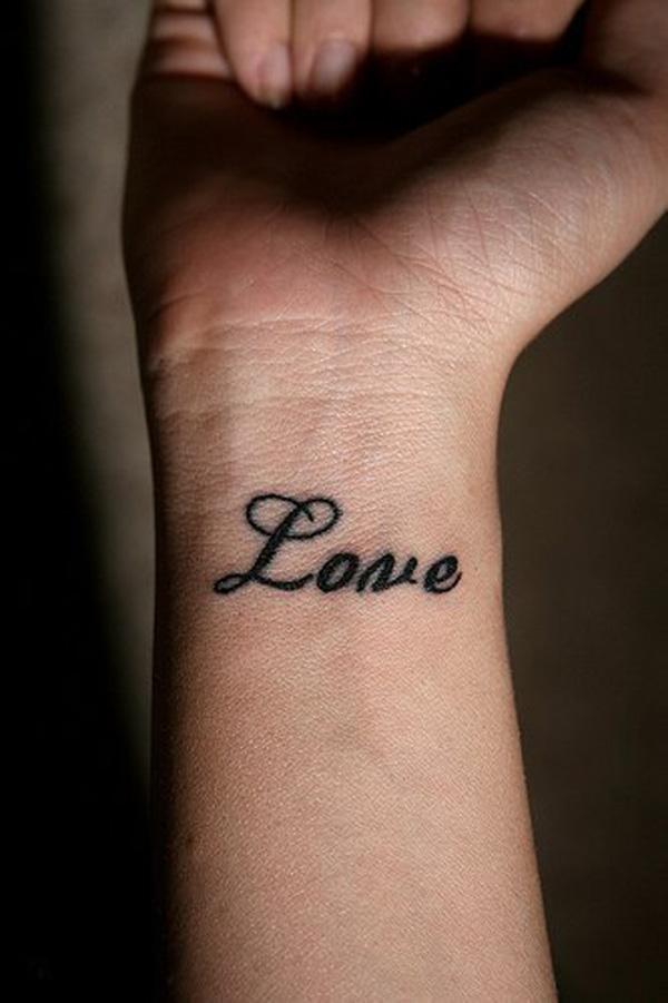 Tình yêu Wrist Tattoo - Tình yêu từ là một bảng chỉ dẫn trực tiếp để phản ánh thái độ của một người, lòng từ bi và tình cảm.  Các hình xăm chữ là khá phổ biến và dễ dàng để thiết kế.  Tìm những từ có ý nghĩa và phông chữ hình xăm lạ mắt là mệnh lệnh để có một hình xăm bắt mắt trên cổ tay của bạn.