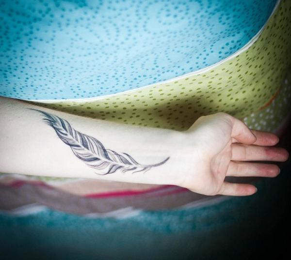 Feather hình xăm trên cổ tay - 50 Ý tưởng Wrist Tattoo bắt mắt <3 <3