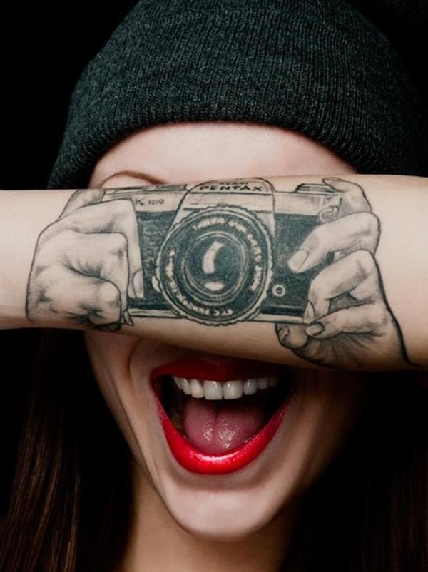 máy ảnh hình xăm mát trên cổ tay - 50 Ý tưởng Wrist Tattoo bắt mắt <3 <3
