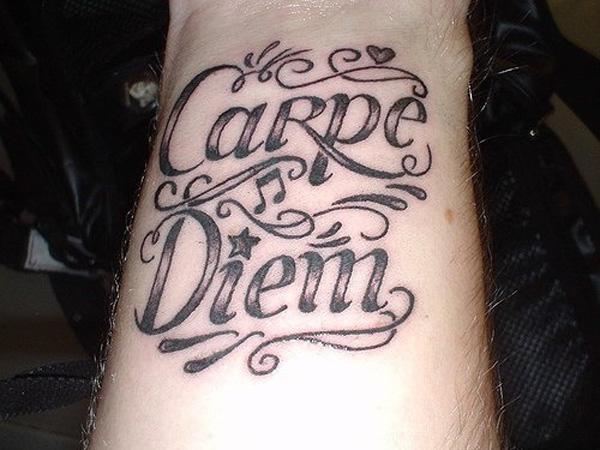 Wrist script xăm - Carpe Diem là một câu cách ngôn tiếng Latin có nghĩa là 
