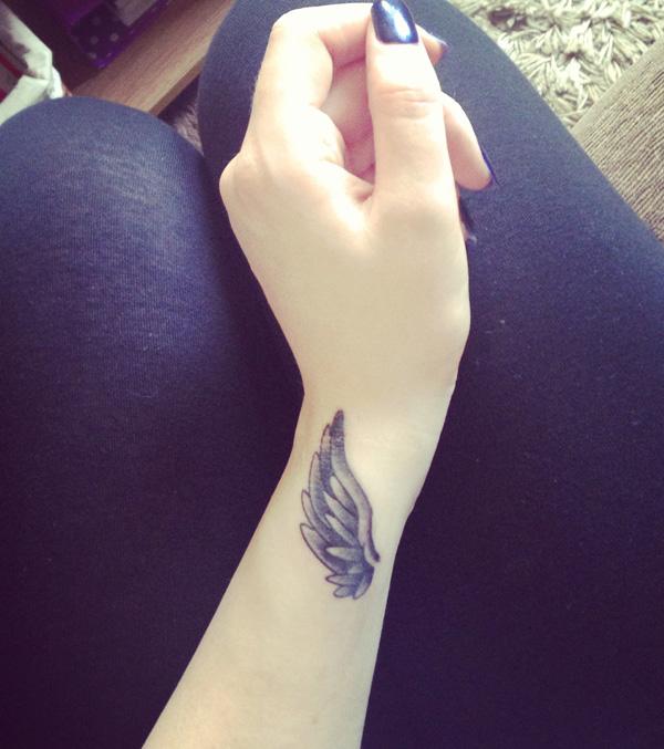  Angel Wing Tattoo trên cổ tay - 50 Ý tưởng Wrist Tattoo bắt mắt <3 <3