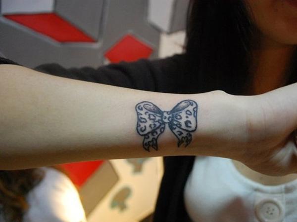  Đen nơ trên cổ tay - 50 Ý tưởng Wrist Tattoo bắt mắt <3 <3