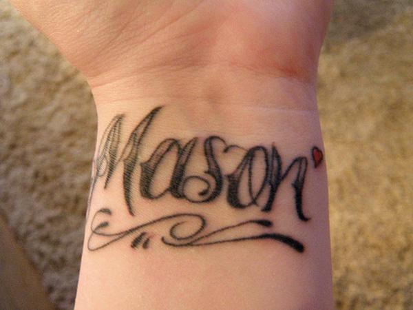 Tên cổ tay hình xăm 'Mason' - Biểu tượng hình trái tim ở góc trên bên phải tiết lộ tình yêu với người yêu.