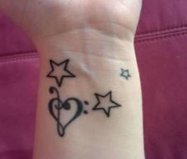 Tim và Star Tattoo trên cổ tay - 50 bắt mắt Wrist Tattoo Ý tưởng <3 <3