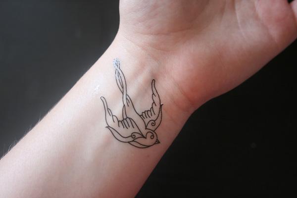 Swallow Tattoo - 50 Ý tưởng Wrist Tattoo bắt mắt <3 <3
