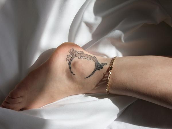 Crescent Moon Foot Tattoo - 50 Ví dụ về các mặt trăng xăm <3 <3