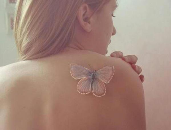 Trắng mực bướm hình xăm trên lưng - Con bướm UV vẻ nghỉ ngơi trên lại thời gian trong ngày.  Vào ban đêm, đó là thời gian cho sự sáng của nó.