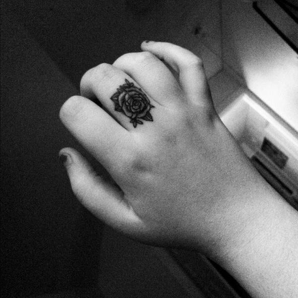 Rose Tattoo On Finger - 55+ dễ thương Finger xăm <3 <3