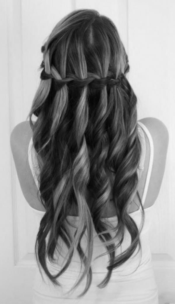  You make the rules, you create your own style. Move beyond labels and stereotypes, be playful and courageous. You can run through a century of hairstyles for long hair in one year, changing according to your mood or following the seasons as they come and go. Don’t be afraid to use accessories and change colours if you want. Let your creativity drive you: it will be a beautiful journey.  