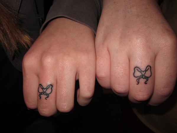 Ribbons on the fingers of the Sisters - 50+ Sister Tattoos Ideas  <3 !