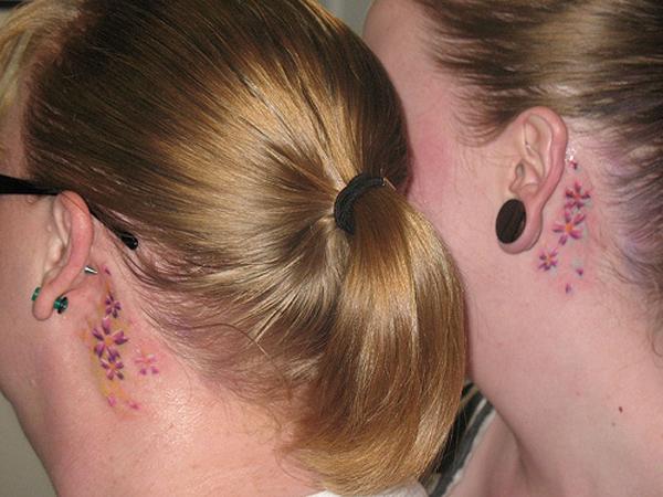 Sister Tattoos behind ears - The stylish sisters never have to worry about the outfits on their ears.