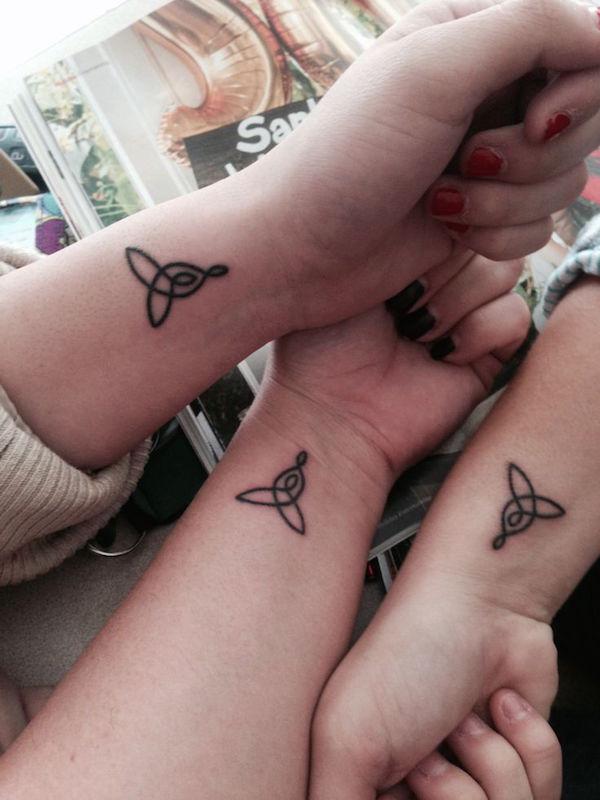 Triquetra hôn hình xăm cho chị em - 50 + Chị xăm Ý tưởng <3 <3