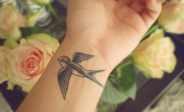 Swallow Wrist Tattoo - 50 Đáng yêu Swallow xăm <3 <3
