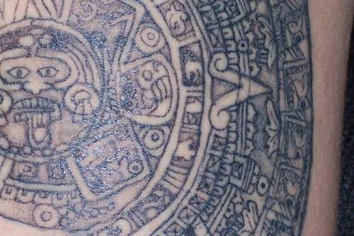 Aztec đã biết điều đó, và đây là lý do chính tại sao hình xăm Aztec rất phong phú và mạnh mẽ: họ không chỉ là một loạt các đường vẽ trên cơ thể của một ai đó, họ (chúng được!) Là hiện thân cuối cùng của một thế giới thiêng liêng, cơ sở của cả một nền văn hóa.  