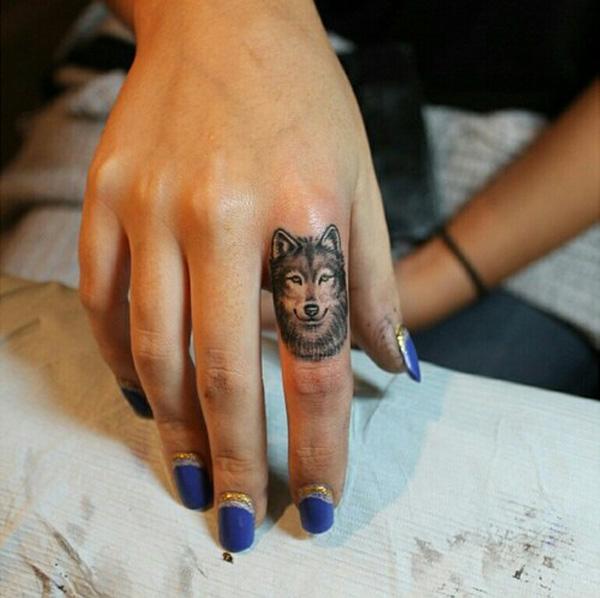 Wolf Tattoo trên ngón tay - 55 Wolf Tattoo Designs <3 <3