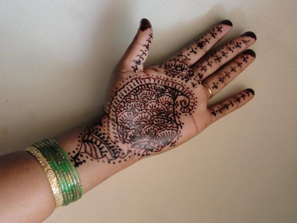 
Bridal đêm henna có nguồn gốc ở vùng có henna đã được tìm thấy mọc tự nhiên, trong số những người Do Thái, Hồi giáo, Ấn Độ giáo, đạo Sikh, Trung Đông Kitô hữu và các dân tộc Zoroastrian, mà ngay cả ngày nay giữ nghi lễ xăm henna trước khi một cuộc hôn nhân, đôi khi thậm chí bao gồm cả chú rể. 