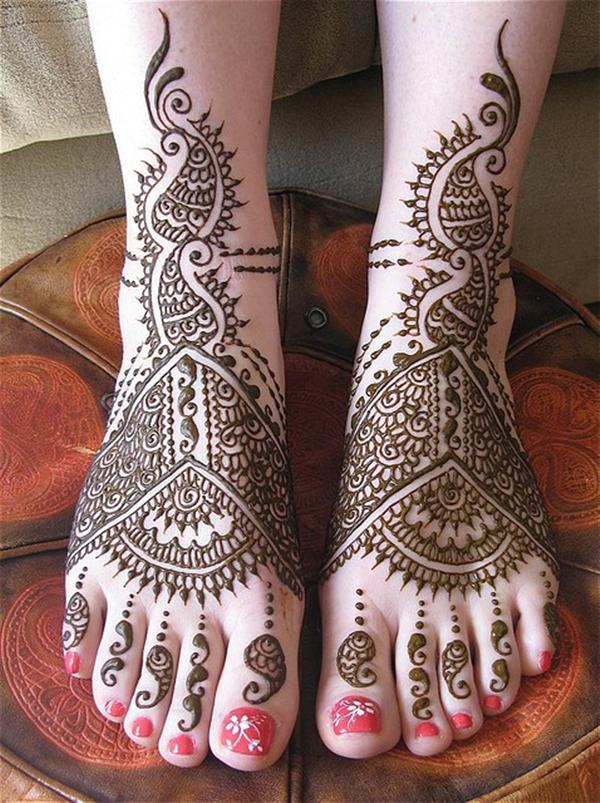 Có nguồn gốc từ bán đảo Ấn Độ, ông Bridal Mehndi là rất nhiều việc làm ở Pakistan, Bắc Libya và Bắc Ấn Độ, trong khi sự phức tạp và hấp dẫn của hình xăm henna này tạm thời mất trên toàn thế giới trở thành một xu hướng thời trang.  Mặc dù cổ xưa, truyền thống mehndi hấp thụ rất nhiều đặc điểm của công nghệ hiện đại, và nó thường bao gồm lấp lánh và hiện đại hơn, nét vẽ tốt.  khả năng Novel chuẩn bị dán henna rất tinh tế cho phép đối với chất lượng tốt hơn của mehndi và mở ra một tiềm năng cảnh hầu như vô hạn.