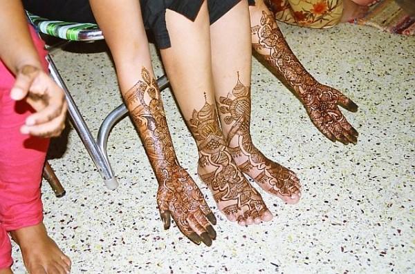 
các phần khác nhau của da hấp thu henna theo những cách khác nhau.  Palms thường uống lên nhiều nhất, nhưng kết quả là thực sự cá nhân.