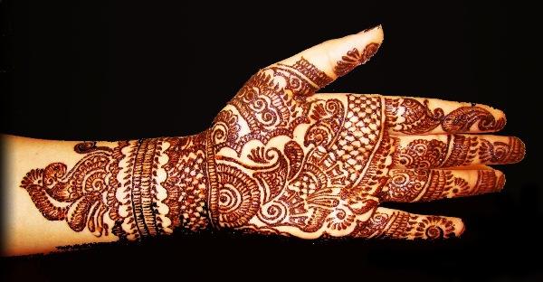 
Ứng dụng của henna - Cọ rửa tay sẽ được xăm.  Họ sẽ có dầu miễn phí và sấy nhẹ.  Sau đó bắt đầu vẽ!  Đối với người mới bắt đầu - luôn luôn có một bản phác thảo và giữ thiết kế đơn giản.  Ngay cả những thiết kế đơn giản sẽ trông tuyệt vời nếu được thực hiện một cách hoàn hảo, và nếu nó lộn xộn - nó không quan trọng nếu nó phức tạp - nó sẽ giống như một blot.  Vines, hình tròn, giọt nước mắt, hoa nhỏ là hoàn hảo để bắt đầu với.  Vẽ từ tâm ra, vì vậy bạn không làm nhòe các thiết kế.