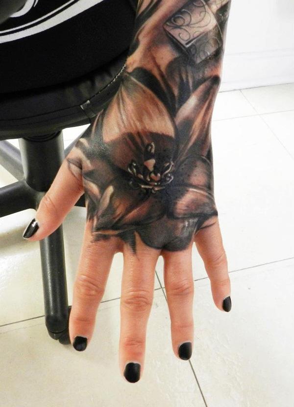 Hoa cầm tay Tattoo - 45+ bắt mắt hình xăm trên tay <3 <3