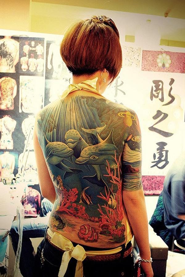 Dolphin Full Về Tattoo Phụ nữ - Các sinh vật biển theo chủ đề hình xăm vẽ trên toàn bộ mặt sau của người phụ nữ trong một hình xăm phong cách mạnh mẽ của Nhật Bản, với cá heo và cảnh quan dưới đáy biển.