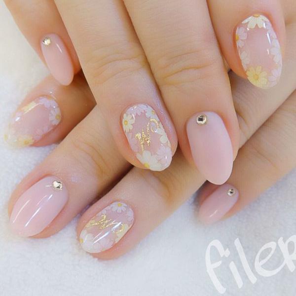 Daisy flowers painted on light pink nails, decorated with single diamante – a pretty yet simple design. This nail art design is perfect for going to weddings or similar occasions. The kind of nails will not distract too much attention from your dress, but it stands out in its own way. 