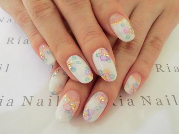 Start your day with this fresh and white nail art design. Watercolor flower petals have been painted as washed out to give the clean and soothing effect just like a garden in its first bloom in early spring. You can do this design when celebrating springtime.