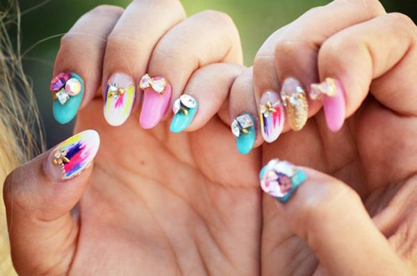 It’s out with the flowers and in with the ribbons! Looking at the multi colored combination of the nails makes you look like you’re having fun in life and living it to the fullest. Make yourself stand out and enjoy the world as it is with this nail art, fun loving concept.