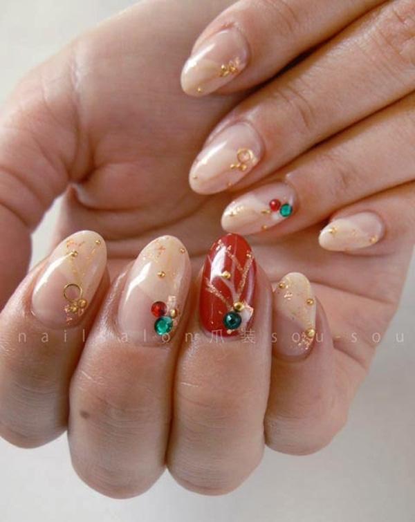 Are you meeting up with old friends? Then go out and feel confident by flaunting this nail art design! It looks wonderful and chic! You can never go wrong with the hip combination of red and green plus accessories and beads of gold.