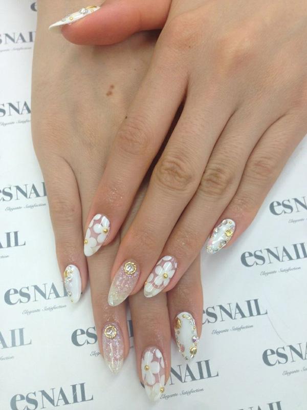 Go white and floral with this amazing looking nail art design. The fresh white flowers simple depict purity and innocence and would be perfect for a bridal nail art. If you’re a bride to be, you should really consider this style as it adds meaning to the event where you and your bridegroom will finally tie the knot.