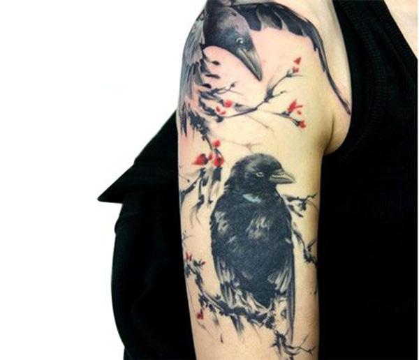 Hai con quạ trong mùa tình yêu.  Người Trung Quốc phong cách vẽ mực và những bông hoa mận làm cho bạn quên đi tất cả những điềm xấu liên quan đến chim.