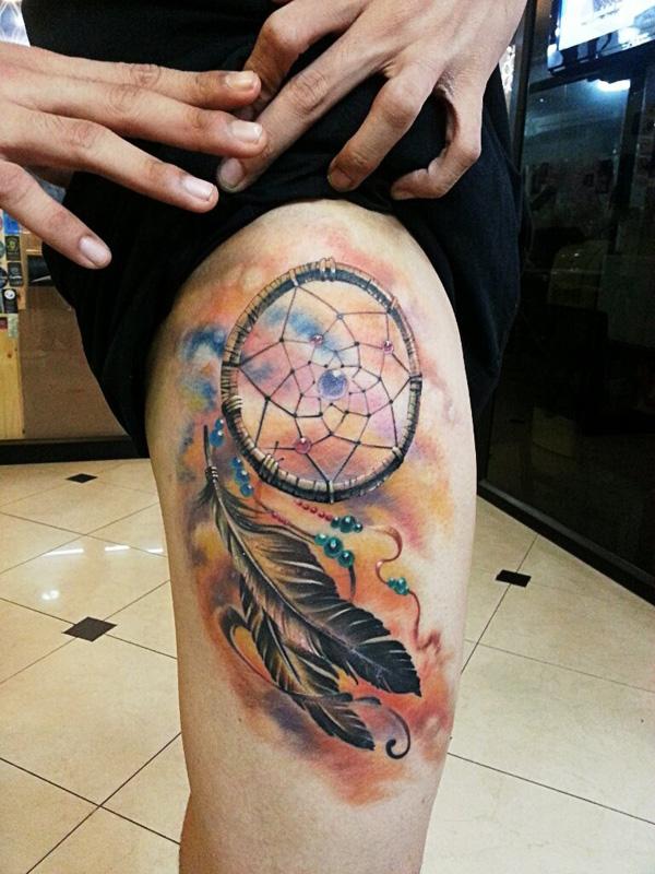 Dreamcatcher đùi xăm cho phụ nữ.