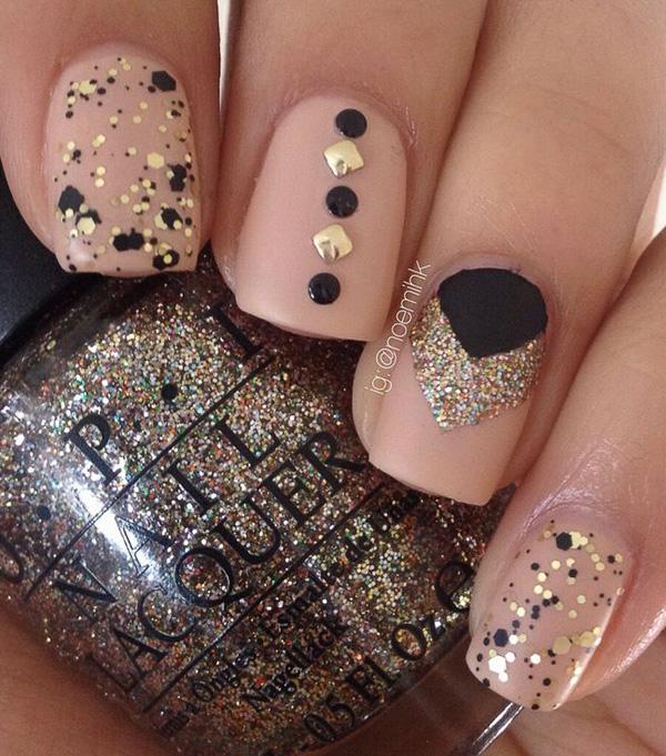 Amazing nude and black polish combination. With the help of black and gold sequins, beads and glitter, the nail art looks absolutely ravishing.