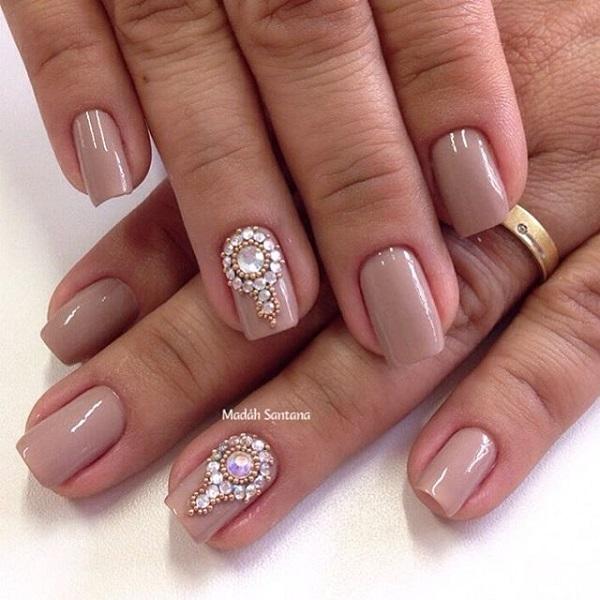 Nude nails with a rather extravagant collection of embellishments on top. If you’re feeling glorious for the day why not try this simple yet very sophisticated style and add your prettiest silver and gold beads on top of your nails.