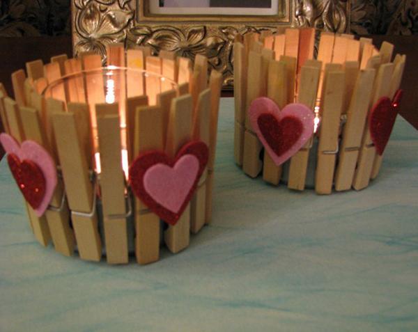 Think old-fashioned glass candles are too boring for a special dinner? Here’s how to make it look more interesting and fun. And what you need? Heart cutouts and clothespins!