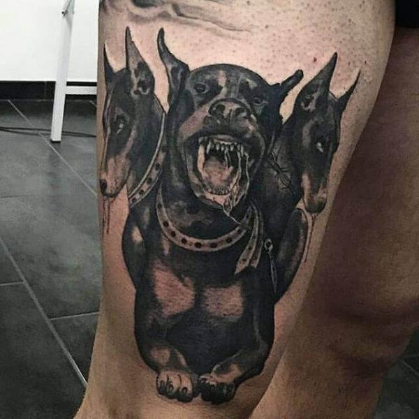 Hình xăm đùi Cerberus đen