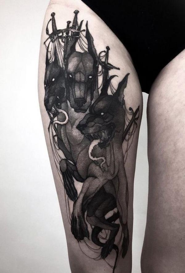 Blackwork Cerberus với hình xăm thanh kiếm