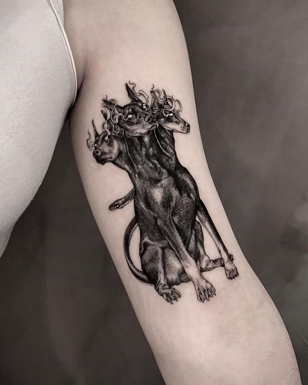 Hình xăm bắp tay Dotwork Cerberus