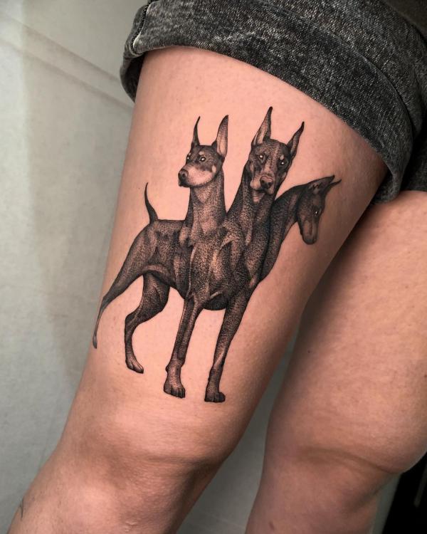 Hình xăm đùi Cerberus Dotwork