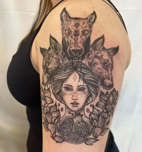 Persephone với hình xăm Cerberus