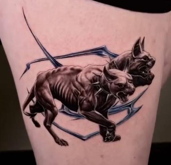 Hình xăm đùi Cerberus thực tế