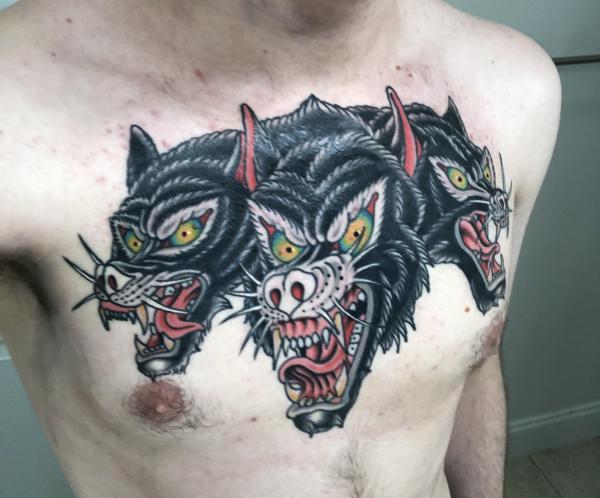 Hình xăm ngực Cerberus truyền thống