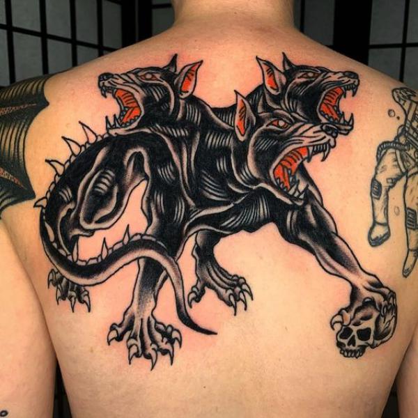 Hình xăm Cerberus mực đen truyền thống ở lưng