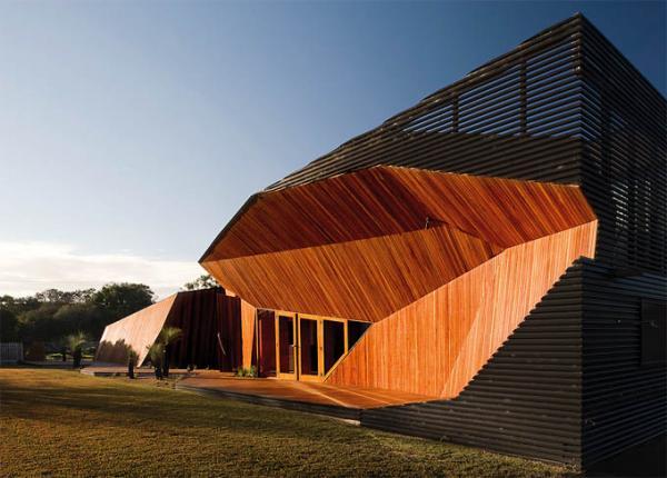 letterboxhouse2600_430