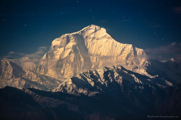 dhaulagiri_8167_m_in_the_rays_of_rising_full_moon_by_anton_jankovoy600_400