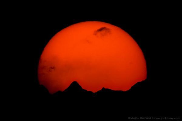 sun_above_the_himalayas_by_anton_jankovoy600_400