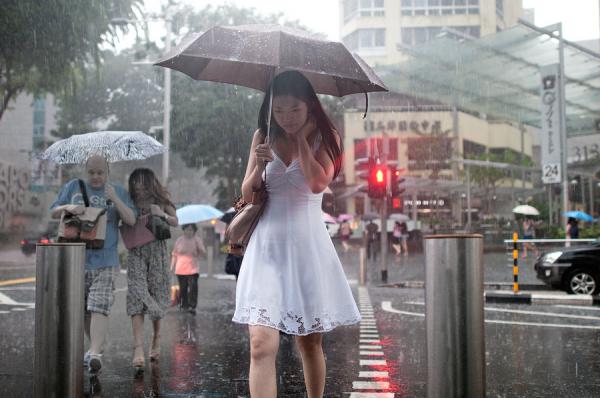 lady_in_white_in_rain_by_dannyst600_398