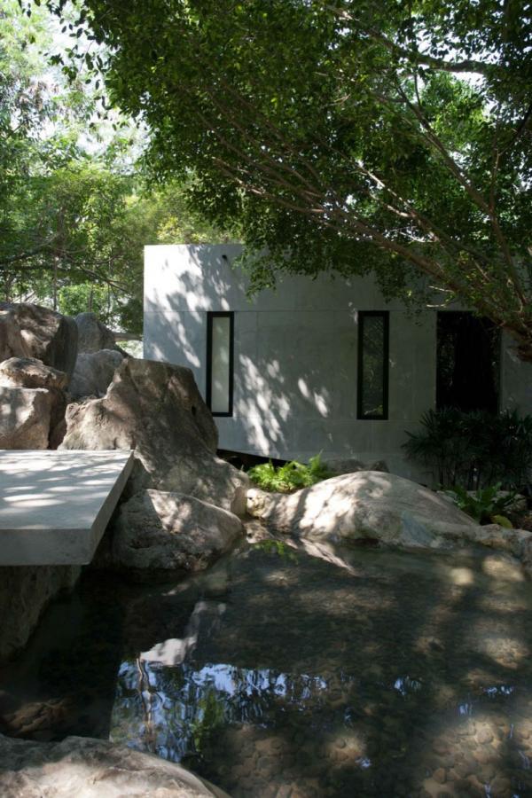 Hilltop-House_4600_900.jpg