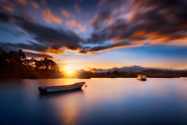 Tranquil-boat-by-Iv%C3%A1n-Maigua.jpg